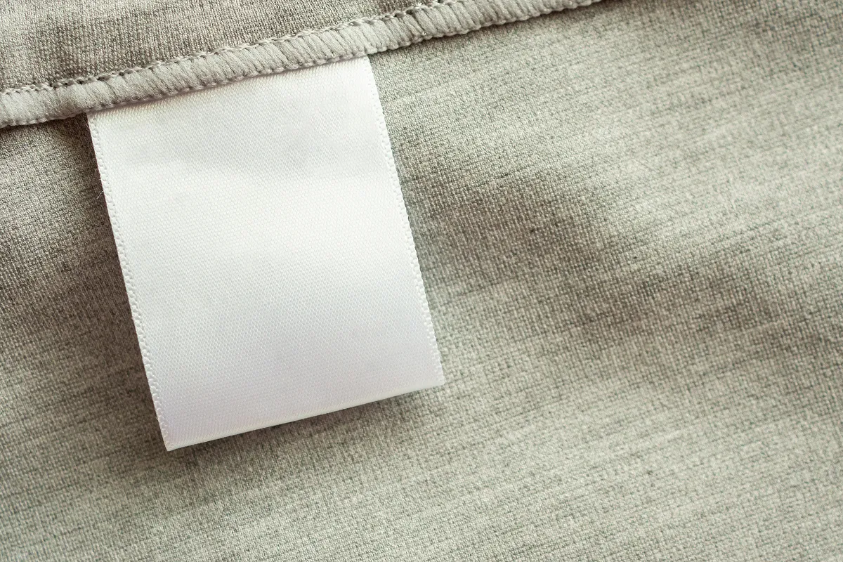 วิธีเลือก ป้ายแบรนด์ติดเสื้อ ให้เหมาะกับสไตล์ Minimal, Luxury และ Streetwear